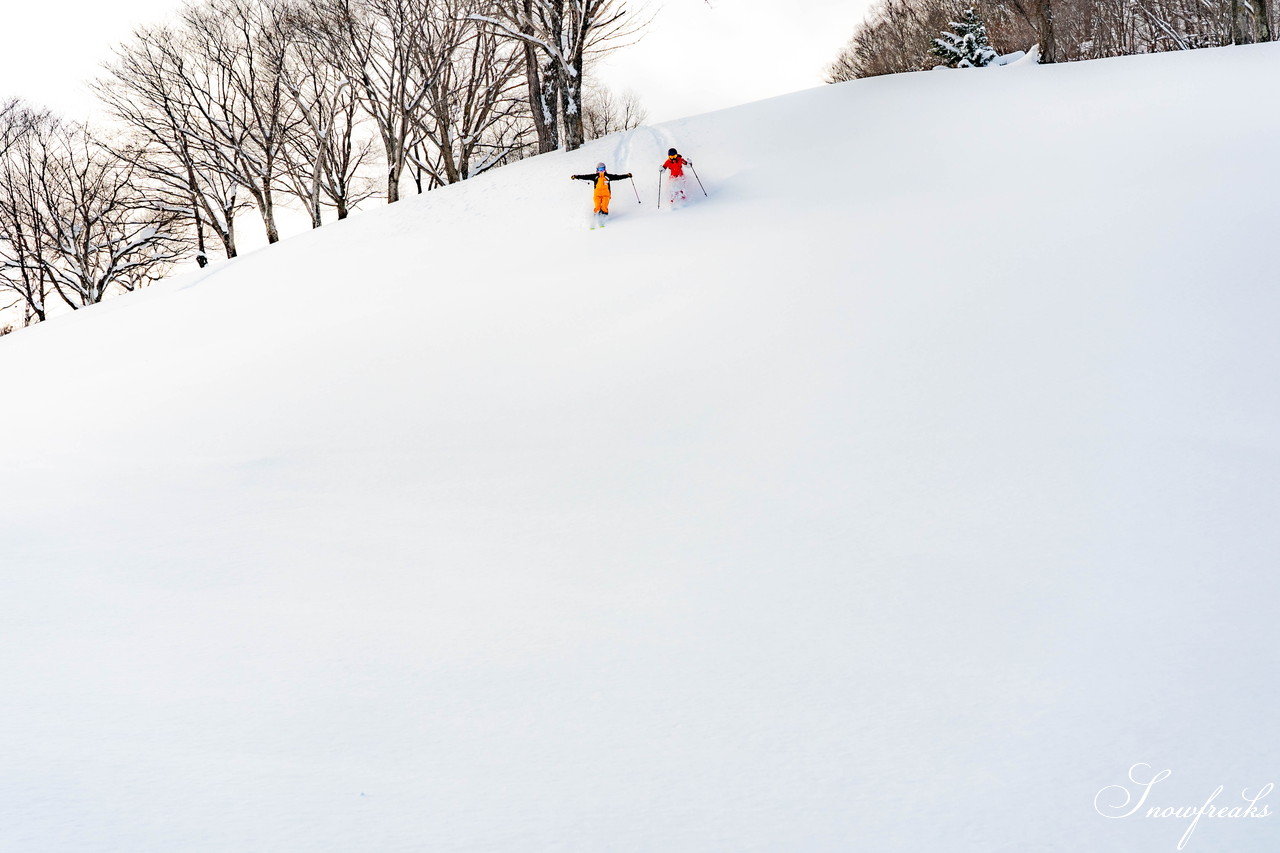 朝里川温泉スキー場　祝・積雪200cm到達。ふわふわのパウダースノーが降り積もったゲレンデを舞台に、女性スキーヤーチーム『TeamKP』成澤栞さんと秋山穂香さんが美しい滑りを披露！